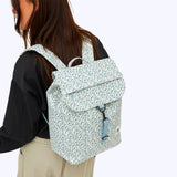 Femme qui porte un sac à dos de ville pour ordinateur motif fleurs